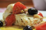 Filetti di merluzzo fresco con pomodorini e olive.